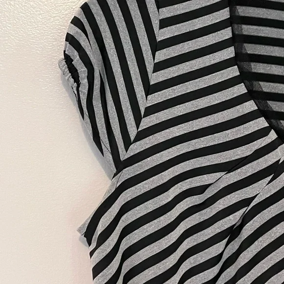 Worthington Black & Gray Fitted Ruffled Blouse – Medium - Picture 7 of 12